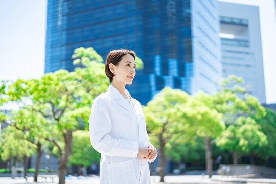 白衣・研究服を着た女性