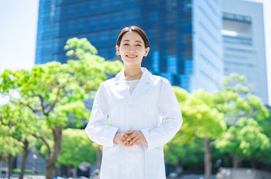 白衣・研究服を着た女性