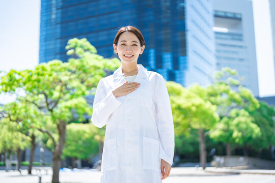 白衣・研究服を着た女性
