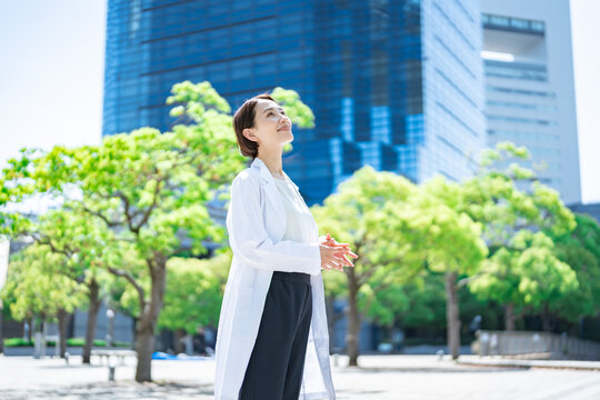 白衣・研究服を着た女性