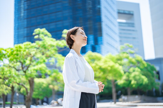 白衣・研究服を着た女性