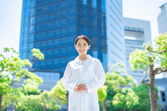 白衣・研究服を着た女性
