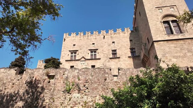 Panoramica dal basso della facciata e della torre del Palazzo del Gran Maestro a Rodi