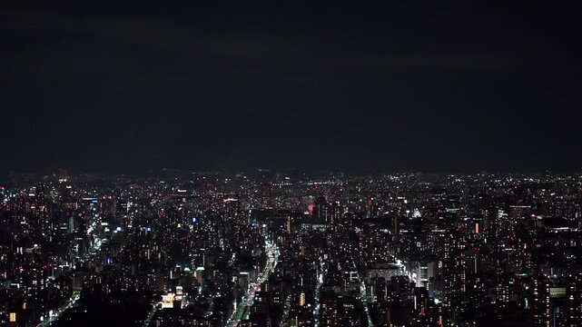 大阪の夜景に咲く天神祭の花火 をホテル高層階から撮影した動画