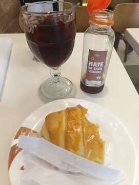 Lanche com croissant e mate da casa.