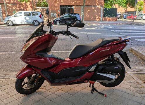 Vista lateral de moto scooter Honda PCX 125, estacionada en Madrid, Espa&ntilde;a, 27 de mayo de 2026