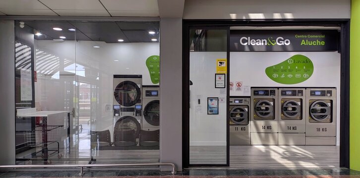 Fachada de moderna lavander&iacute;a autoservicio Clean & Go en Centro Comercial Aluche, con zona de lavado, secado y m&aacute;quina de cambio. Madrid, Espa&ntilde;a, 27 de mayo de 2026	