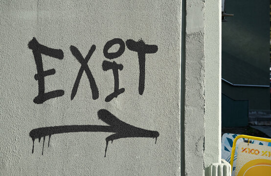 Exit message on a wall indicating direction