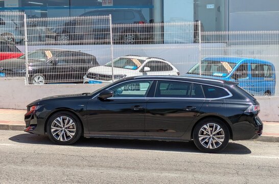 Vista lateral de un autom&oacute;vil familiar Peugeot 508 SW aparcado en una calle de Madrid, Espa&ntilde;a, 27 de mayo de 2026