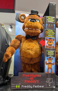 Peluche articulado de Freddy Fazbear, del videojuego de terror y supervivencia Five Nights at Freddy's FNAF, en estante de jugueter&iacute;a Toy Planet en Madrid, Espa&ntilde;a, 27 de mayo de 2026