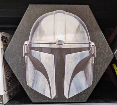 Caja de cart&oacute;n hexagonal con la imagen del casco de The Mandalorian de Star Wars, con merchandising, en estante de jugueter&iacute;a Toy Planet en Madrid, Espa&ntilde;a, 27 de mayo de 2026