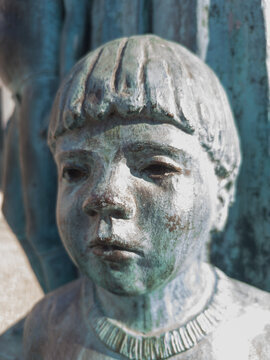 Metal statue depicting a child, by an unknown author.