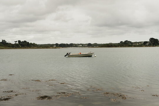 Petit bateau &agrave; Saint-Cado dans le Morbihan situ&eacute;e dans la rivi&egrave;re d'&Eacute;tel, sur la commune de Belz en France