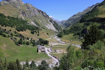 La vallée des Chapieux, parking et gîte d'étape. Passage du GR5 - Bourg-Saint-Maurice - Savoie © jeanmi