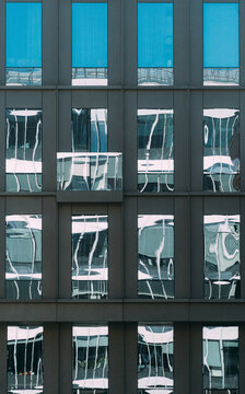 Building facade shows reflections of the sky and surroundings