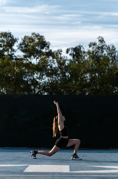 Focused athlete in hip flexor stretch in a kneeling lunge 