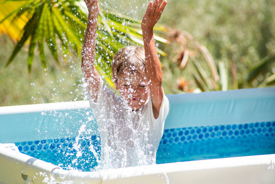 enfant et &eacute;claboussures &agrave; la piscine