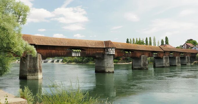 Holzbr&uuml;cke Bad S&auml;ckingen &uuml;ber den Rhein, &Uuml;bergang zwischen der historischen alten deutschen Stadt und der Stadt Stein im Kanton Aargau, Schweiz