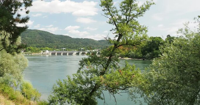 Das Wasserkraftwerk S&auml;ckingen flussaufw&auml;rts der Stadt, gesehen von der Rheinpromenade in Bad S&auml;ckingen in Baden-W&uuml;rttemberg 
