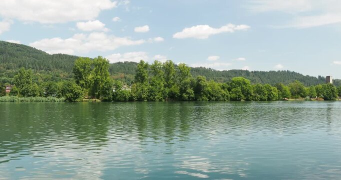 Stein im Kanton Aargau. Naturlandschaft von Steiner-Biotop entlang des Heckenlehrpfads bietet sich ein atemberaubender Blick auf das rechte Rheinufer.