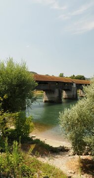 Holzbr&uuml;cke Bad S&auml;ckingen von der Schweizer Seite aus gesehen. Stein in Aargau mit seinem kleinen Strand am Ufer des Rheins