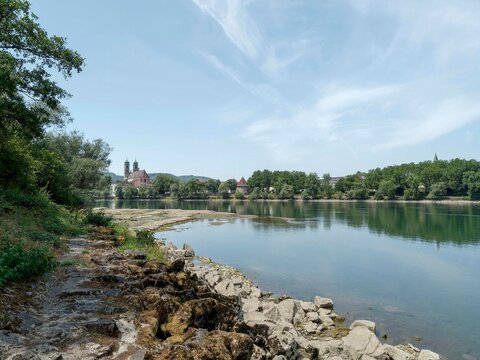 Das linke Rheinufer bei Stein im D&eacute;partement Aargau, Schweiz. Wilde und wundersch&ouml;ne Landschaften mit atemberaubenden Ausblicken auf den Fluss und die Stadt Bad S&auml;ckingen in Deutschland
