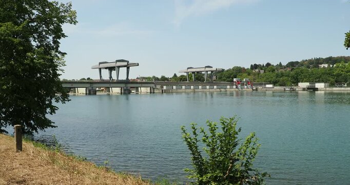 Oberhalbvon Stein im Kanton Aargau. Naturlandschaft von Steiner-Biotop entlang des Heckenlehrpfads bietet einen Blick auf das Wasserkraftwerk S&auml;ckingen
