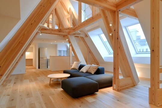 開放的な木造住宅のモダンリビング勾配天井と梁が美しい空間