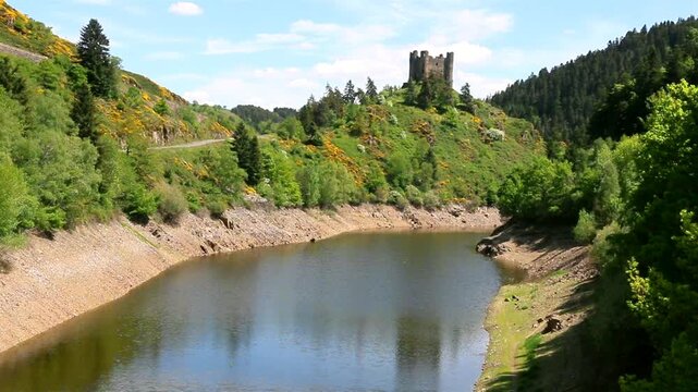 Ruine du ch&acirc;teau moyen&acirc;geux d'Alleuse pr&egrave;s de la Truy&egrave;re.