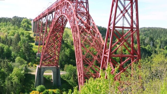 Le c&eacute;l&egrave;bre viaduc m&eacute;tallique de Garabit enjambant la Truy&egrave;re.