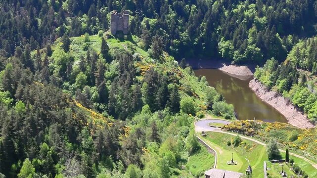 Site  du ch&acirc;teau moyen&acirc;geux d'Alleuse pr&egrave;s de la Truy&egrave;re.