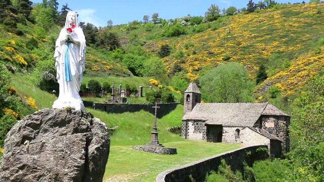 Ancien site religieux d'Alleuze, statue, chapelle et cimeti&egrave;re.