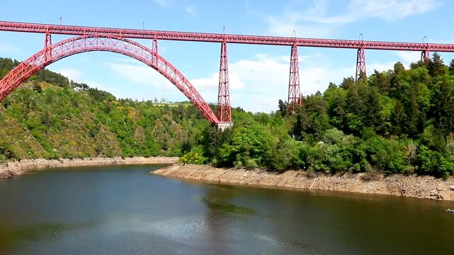 Le c&eacute;l&egrave;bre viaduc m&eacute;tallique de Garabit enjambant la Truy&egrave;re.