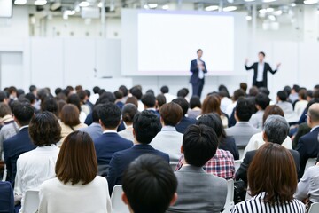 Obraz premium ビジネスセミナーで多くの参加者が集中し講演を熱心に聞く風景