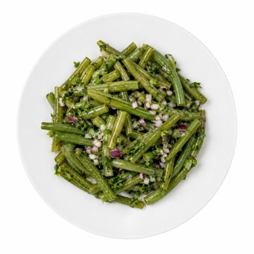 Gr&uuml;ner Bohnensalat mit Kr&auml;utern und fein gew&uuml;rfelten Zwiebeln, frisch auf wei&szlig;em Teller angerichtet. Freigestellte Studioaufnahme in Vogelperspektive vor wei&szlig;em Hintergrund.