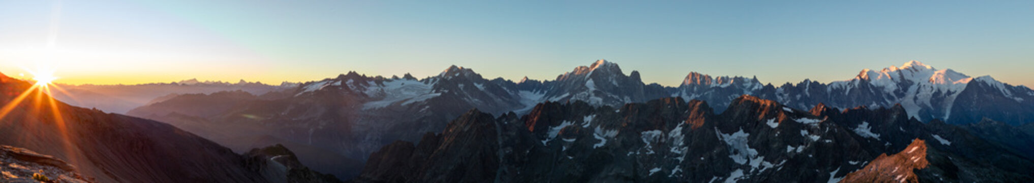 Panorama au lever de soleil du Mont Blanc