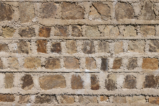 Mur ancien de pierres ciment&eacute;es
