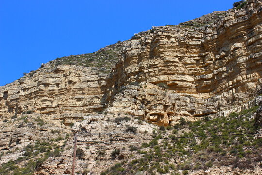 Beeindruckende Kalksteinfelsen in der Landschaft am Ebro in Spanien