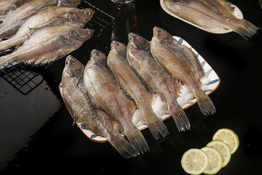 Fresh Caught Fish Seafood Delicacies from Dalian with Lemon Slices Ready for Cooking