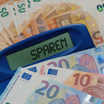 Taschenrechner mit dem Wort Sparen im Display