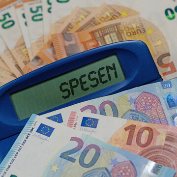Taschenrechner mit dem Wort Spesen im Display