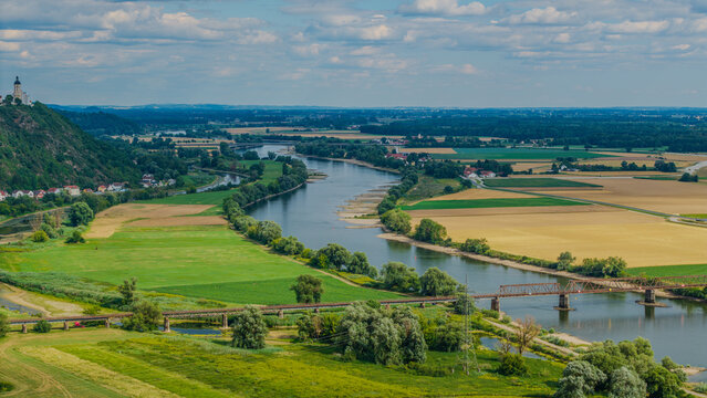 Sch&ouml;ne Landschaft mit Fluss, Feldern und B&auml;umen im Sp&auml;tsommer in Deutschland