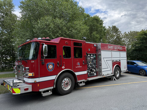 Un camion de pompier de la ville de Saint-Georges de Beauce, 911, Qu&eacute;bec, Canada.	
