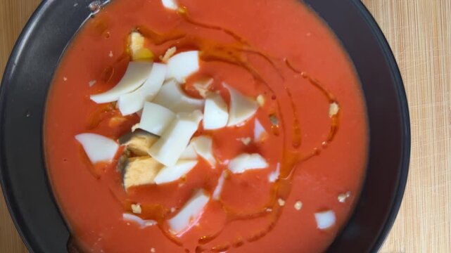 Making salmorejo with fresh ingredients and a touch of creativity