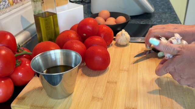 Making salmorejo with fresh ingredients and a touch of creativity
