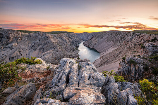 Canyon mit Felsen zum Abendrot in Kroatien