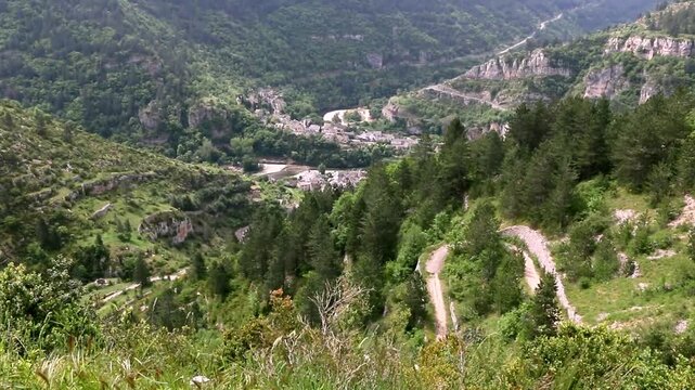 Le village de Sainte-Ennemie, au bord de la rivi&egrave;re Tarn.