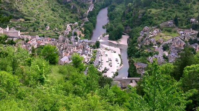Le village de Sainte-Ennemie, au bord de la rivi&egrave;re Tarn.