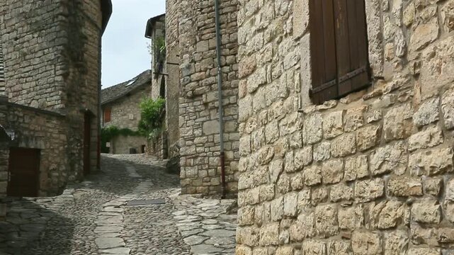 Ruelle ancienne dans le village de Sainte Ennimie.