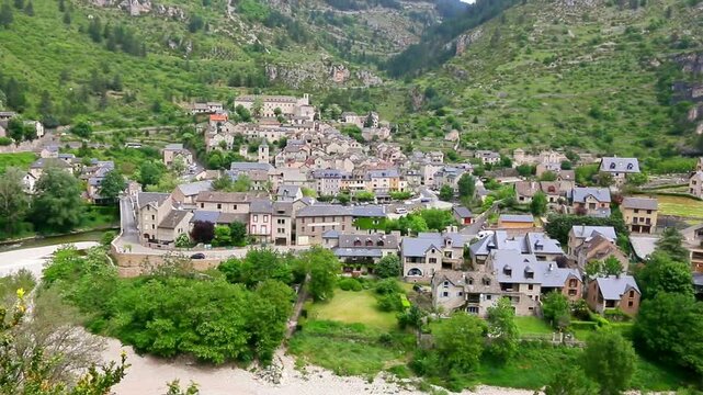 Le village de Sainte-Ennemie, au bord de la rivi&egrave;re Tarn.